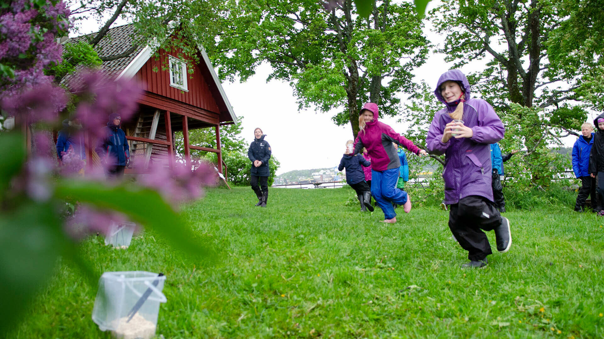 Barn som løper i fuglestafett. Foto: Birgit Brosø