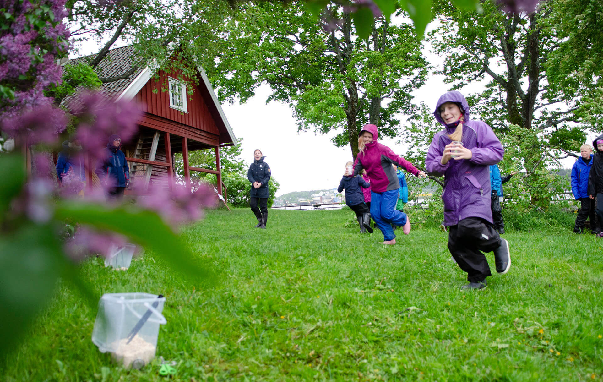 Barn som løper i fuglestafett. Foto: Birgit Brosø