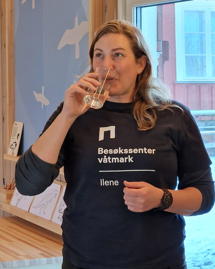 Person som drikker vann av vannglass. Foto: Besøkssenter våtmark Ilene